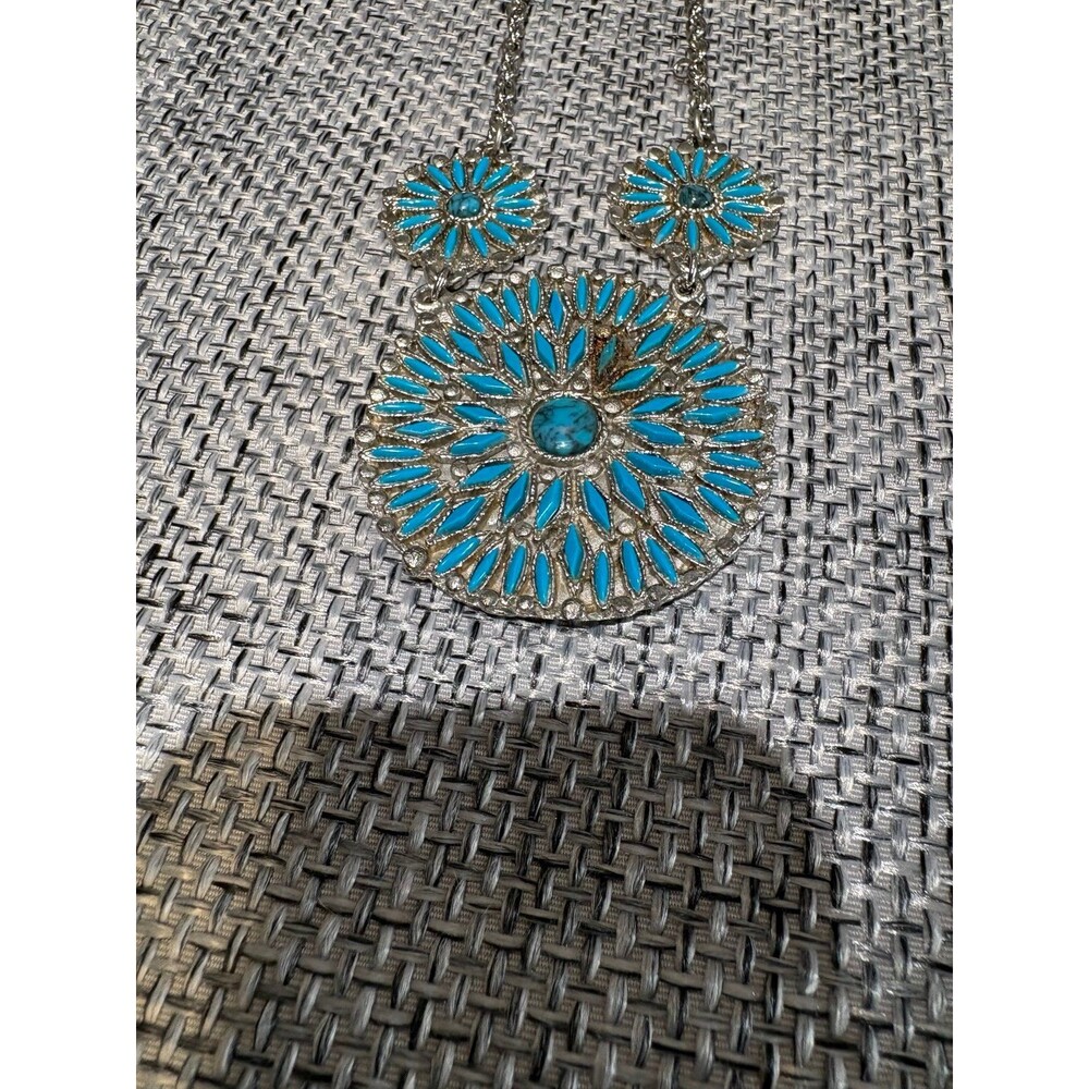 vibrant faux-turquoise needlepoint stones pendant necklace